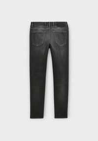 Jeans en denim noir à coupe slim, dotés de cinq poches, de passants de ceinture et d'un léger dégradé à l'arrière. Texture lisse et couture soignée.