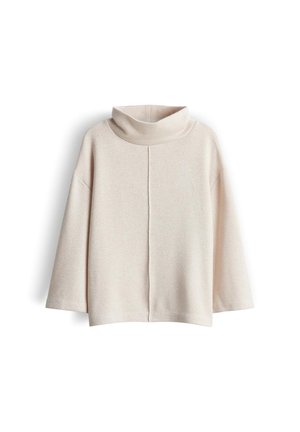 Romige oversized turtlenecktrui van zacht, textuurstof. Heeft een centrale naad en brede mouwen.