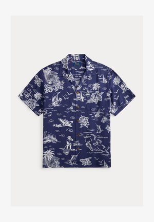 Tengerészkék rövid ujjú, gombos ing fehér trópusi mintákkal, többek között pálmafákkal, virágokkal, vitorlás hajókkal, repülőgépekkel és medvékkel.