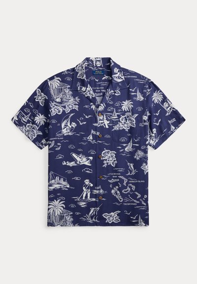 Granatowa, krótkorękawowa koszula na guziki z białymi tropikalnymi wzorami, w tym palmy, kwiaty, żaglówki, samoloty i niedźwiedzie.