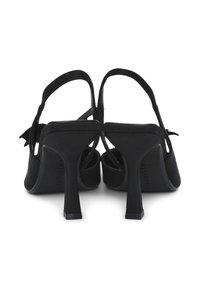 Sandali neri con tacco alto realizzati in materiale liscio, dotati di cinturini regolabili alla caviglia e design a punta. Tacco basso per maggiore stabilità.