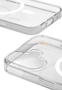 Funda transparente clara para teléfono con recorte elevado para la cámara y diseño circular blanco, con la marca "Ideal of Sweden" en texto dorado.