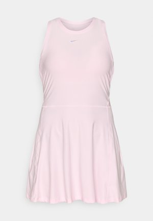 Vaaleanpunainen hihaton urheilumekko, jossa on vartalonmyötäinen yläosa ja levenevä helma, kevyt kangas ja pieni logo kaula-aukon läheisyydessä.
