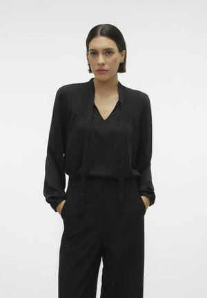 Vero Moda NORMAL GESCHNITTEN SCHLUPPENKRAGEN ÄRMELBÜNDCHEN MIT KNOPF - Blus - black