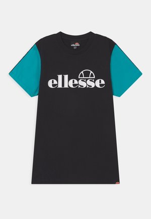 Sort t-shirt med turkis ærmer og et hvidt "ellesse" logo placeret midt på foran.