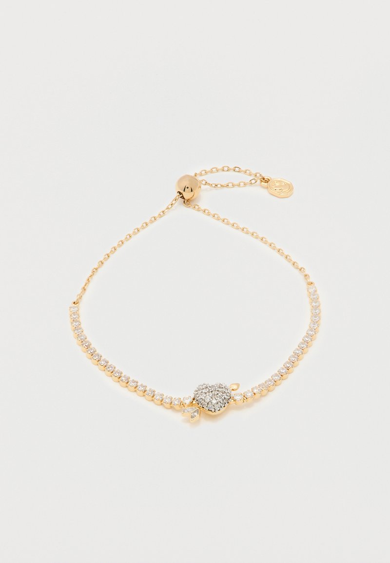 Λεπτό βραχιόλι με χρυσή αλυσίδα, διαφανή κρύσταλλα και ένα κεντρικό μενταγιόν σε σχήμα μήλου διακοσμημένο με μικρές λαμπερές πέτρες.