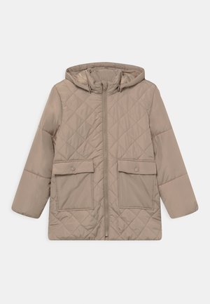 Veste beige matelassée avec capuche, fermeture éclair avant, manches longues et deux grandes poches avant à rabat avec des boutons.
