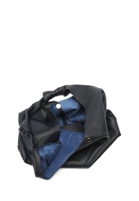 Črna usnjena torba z mehkobnim, nagubanim dizajnom. Notranjost je obložena z modrim nubukom, z gumbastim zapiranjem in kontrastno teksturo.
