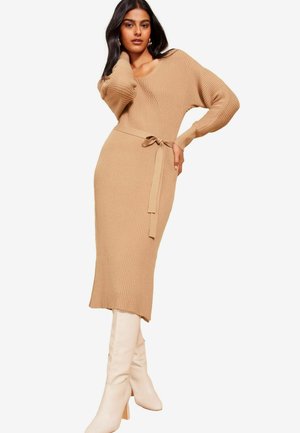 Friends Like These V NECK BELTED MIDI - Pletené šaty - camel
