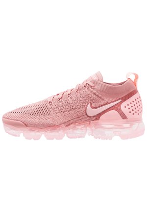 Pink Nike Flyknit sneaker med gennemsigtig luftdæmpet sål og strikket overdel med Nike swoosh på siden.