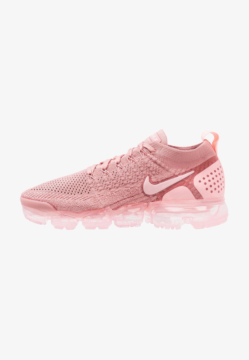 Baskets Nike Flyknit roses avec semelle translucide amortie par air et tige tricotée comportant le logo Nike sur le côté.