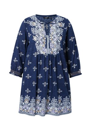 Tummansininen mekko, jossa on valkoisia ja vaaleanpunaisia kukka- ja paisley-kuvioita, pitkät hihat kuminauhahihoilla ja pyöreä pääntie, jossa on avainreikä solmimisnauha.