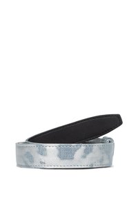 Světle modrý a stříbrný vzorovaný látkový opasek s černým vnitřním povrchem, srolovaný na bílém pozadí.