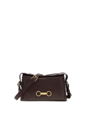 Sac à bandoulière en cuir marron foncé avec bandoulière ajustable et détail en métal doré en forme de mors de cheval sur le devant.