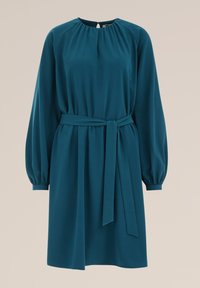 Teal krāsu kleita no mīksta auduma, kurai ir apaļa kakla izgriezums, pūkainas garās piedurknes un atbilstoša josta viduklī.