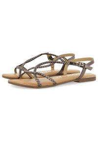 Sandalias planas marrones con correas trenzadas, hebilla ajustable y suela texturizada. Fabricadas con materiales sintéticos para mayor flexibilidad.