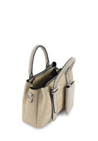 Beige synthetisch handtas met zwarte accenten, dubbele handvatten, een met rits afsluitbaar hoofdcompartiment en twee zijvakken. Heeft een gladde textuur.