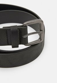 Zwarte leren riem met een gestructureerd oppervlak. Voorzien van een zilverkleurige metalen gesp en een pin om te bevestigen. Plat, eenvoudig ontwerp.