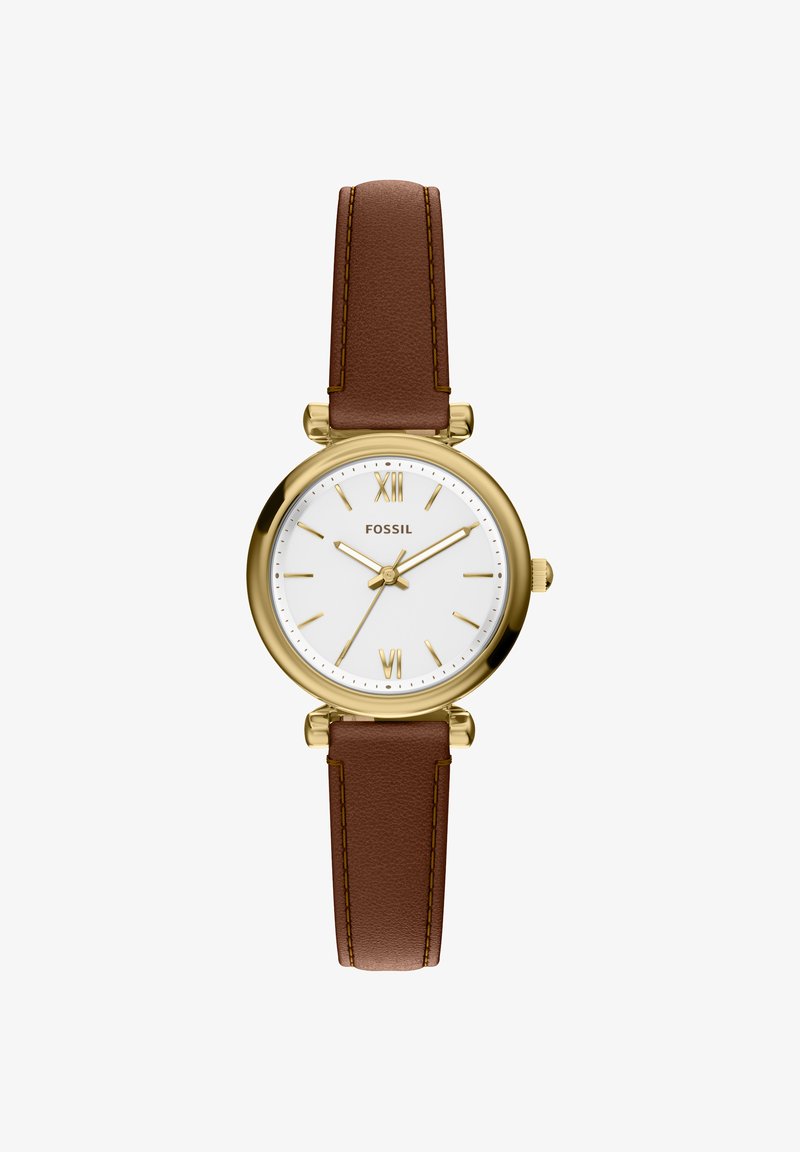Reloj de tono dorado con una esfera blanca redonda, números romanos en las posiciones 12 y 6, correa de cuero marrón y detalles de costura en amarillo contrastante.