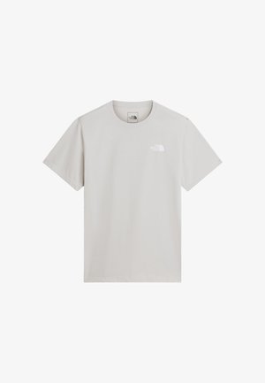 Jasnoszara koszulka z krótkim rękawem i okrągłym dekoltem, z małym białym logo The North Face po lewej stronie klatki piersiowej.