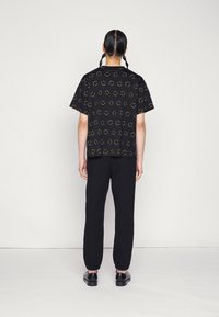 sandro T-shirt z nadrukiem