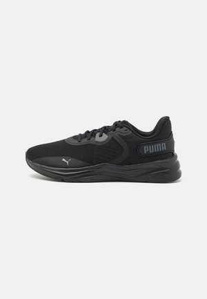 Chaussures de sport noires avec une tige en mesh, une semelle en caoutchouc et un logo Puma bien visible sur le côté. Comprend des lacets et un talon structuré.