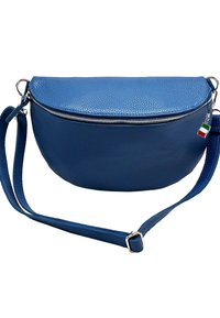 Blauwe leren crossbody tas met een afgeronde vorm, zilveren ritssluiting en verstelbare schouderriem. Voorzien van een klein Italiaans vlaggetje als bedel.
