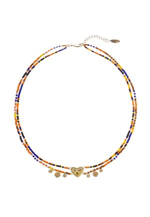 Collier de perles avec perles de verre multicolores en orange, bleu, jaune et marron. Il présente un pendentif en forme de cœur doré et des breloques pendantes.
