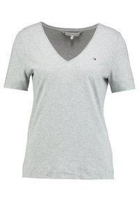 T-shirt grigio a maniche corte con scollatura a V realizzato in morbido cotone, caratterizzato da un piccolo logo in rosso, bianco e blu sul lato sinistro del petto.