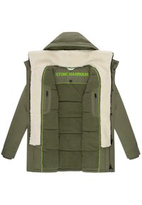 Parka verde oliva con un forro blanco de peluche, que cuenta con secciones acolchadas, capucha y acentos en verde brillante. Incluye dos bolsillos con cremallera.