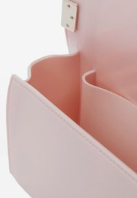 Intérieur d'un sac à main synthétique rose avec deux compartiments, texture lisse, bords arrondis et détail de verrouillage en métal doré.