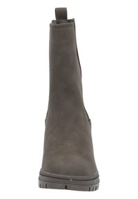 Botas de tobillo de ante gris con paneles laterales elásticos, tira para tirar y suela de goma texturizada, que presentan un diseño elegante y aerodinámico.