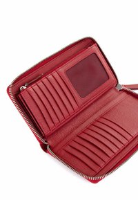 Monedero de cuero rojo con cierre de cremallera, que cuenta con múltiples ranuras para tarjetas, una ventana transparente para identificación y un interior texturizado.