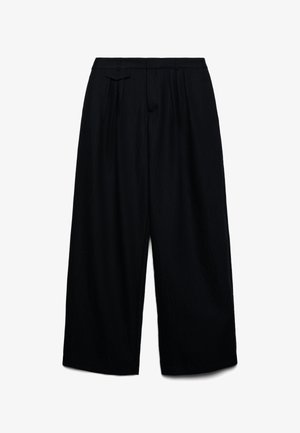 Pantaloni neri a vita alta con gamba larga, pieghe, tasche laterali e chiusura frontale con bottoni, mostrati distesi su uno sfondo bianco.