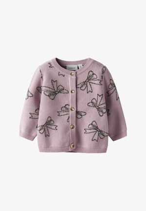 Cardigan lavorato a maglia di colore rosa chiaro, con motivo a fiocchi, scollatura rotonda, maniche lunghe e bottoni dorati sul davanti. Morbido al tatto.
