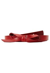 Cintura in pelle rossa con una texture liscia, dotata di un dettaglio a nodo annodato al centro e lunghe cinghie regolabili. Le estremità sono tagliate in modo diritto.