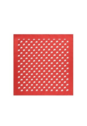 Czerwony kwadratowy materiał z powtarzającym się wzorem małych białych słoni ułożonych w ukośne rzędy.