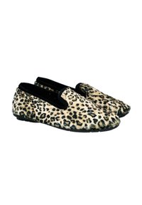 Zapatillas con estampado de leopardo, material suave y texturizado, detalles en negro, diseño fácil de poner y forma de punta redonda. Suela plana negra para mayor tracción.