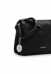 Schwarze Lederhandtasche mit einem gewebten Akzent, ausgestattet mit einer silbernen Kette und einem Anhänger. Rechteckige Form mit glatter Textur. Mit Reißverschluss.