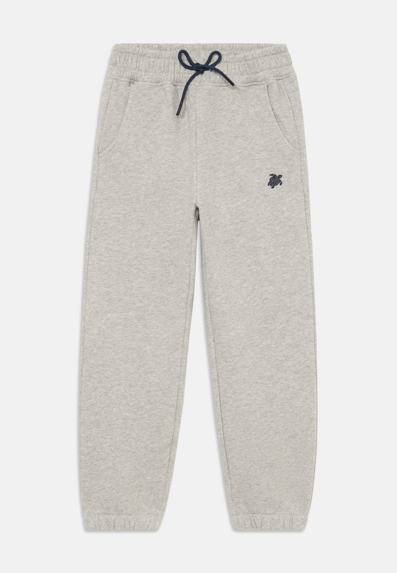 Γκρι φόρμες από φλις με ελαστική μέση και κορδόνι, διαθέτοντας πλαϊνές τσέπες και ένα μικρό ναυτικό λογότυπο στο αριστερό θηλυκό.