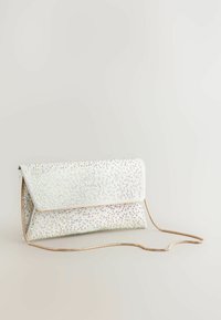 Weiße Clutch-Tasche, die mit kleinen, schimmernden Strasssteinen bedeckt ist, mit einem gefalteten Deckel und einem goldenen Kettenriemen zum Tragen.