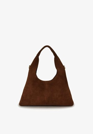 Sac à bandoulière en daim marron avec une large sangle incurvée, une grande ouverture circulaire et une texture lisse. Présente une forme triangulaire élégante et des coutures visibles.
