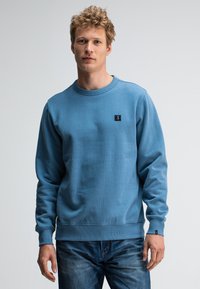 Blauwe crewneck sweatshirt van zachte stof, met ribgebreide manchetten en zoom, voorzien van een klein zwart logo-opdruk op de linkerborst.
