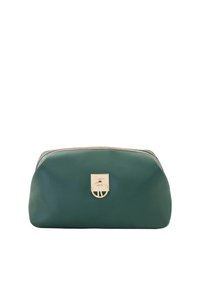 Borsa cosmetica in pelle verde con texture liscia, forma arrotondata, dettagli in metallo dorato e targhetta con logo sul davanti.
