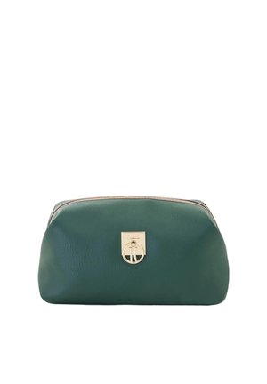 Borsa cosmetica in pelle verde con texture liscia, forma arrotondata, dettagli in metallo dorato e targhetta con logo sul davanti.