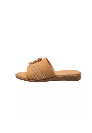 Sandalo open-toe color tan con due cinturini dorati decorativi e piccolo tacco basso su sfondo bianco.