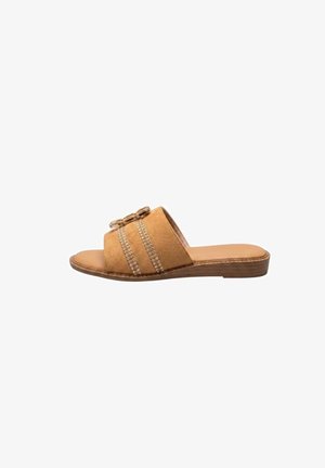 Sandalo open-toe color tan con due cinturini dorati decorativi e piccolo tacco basso su sfondo bianco.