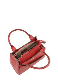 Rode leren handtas met dubbele handvatten, gestructureerd ontwerp, meerdere vakken en een ritsvak. Zachte textuur en gouden hardware accenten.