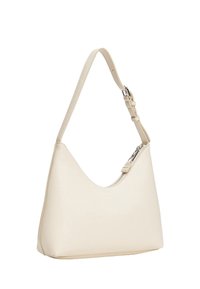 Flødefarvet læderhåndtaske med en buet silhuet, justerbar rem og lynlåslukning, med en tekstureret overflade og minimalt hardware.