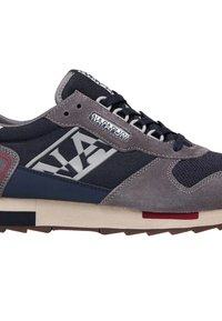 Zapatillas de deporte azul oscuro y gris que combinan materiales de gamuza y malla. Con una marca destacada, detalles texturizados y una suela resistente con acentos rojos.